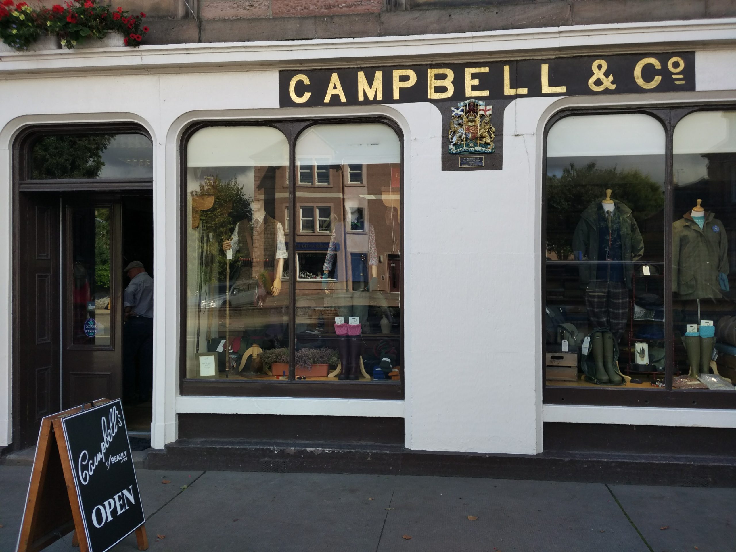 De winkel met de authentieke kleding uit de upper class!<br>
Das Geschäft mit der Kleidung der Upper Class.