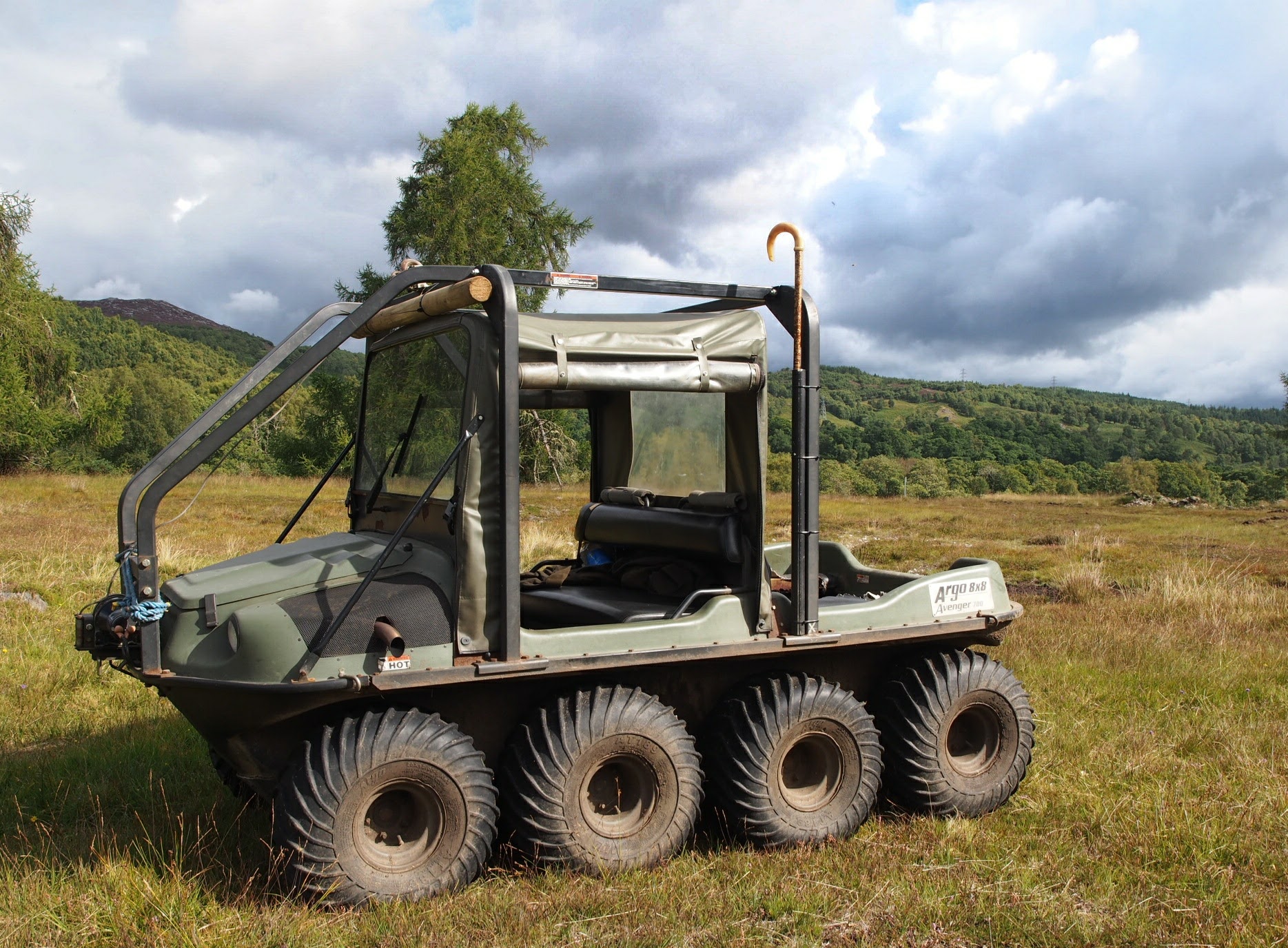 Zo rijdt hier rond bij Herten kijken in the Highlands.|<br>So fährt man hier rum, wenn man sich das Rotwild ansehen will. Deer Stalking heist das.