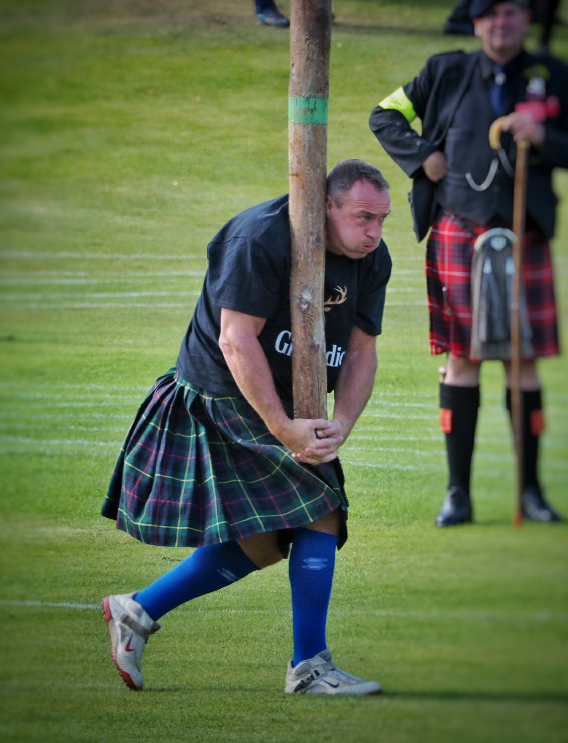 Caber Tossing. Ziet er zwaar uit!<br>
Caber Tossing sieht schwierig aus.