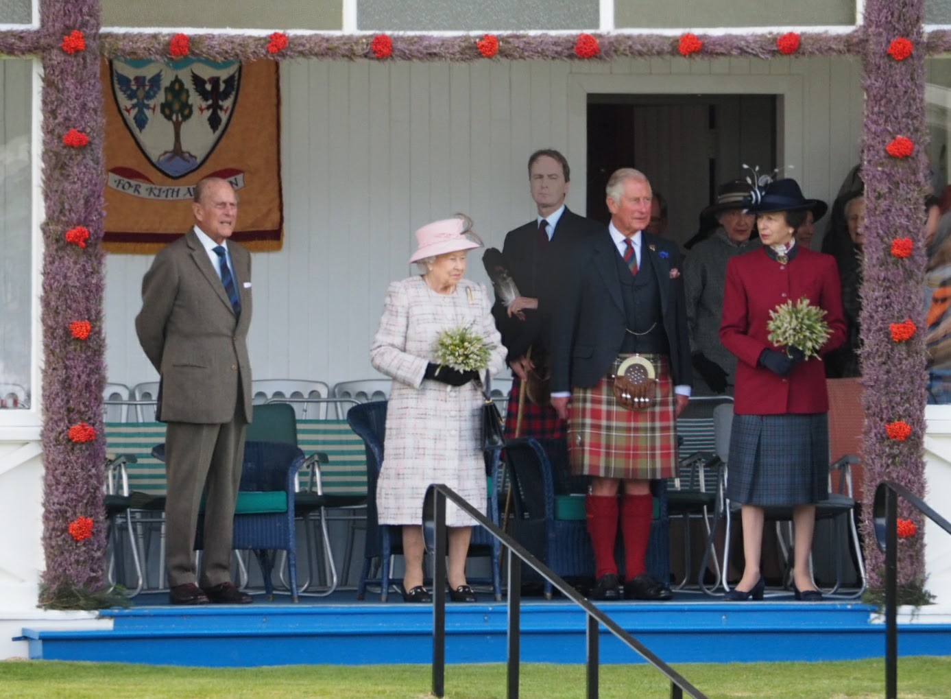 En daar staan ze dan. De queen heeft maar 4 van de 70 Highland Games in Braemar tijdens haar tijd op de troon gemist.<br> Dort stehen sie zusammen, die Queen hat nur 4 Highland Games in Braemar während Ihre 70 Jährigen Regierung verfehlt.