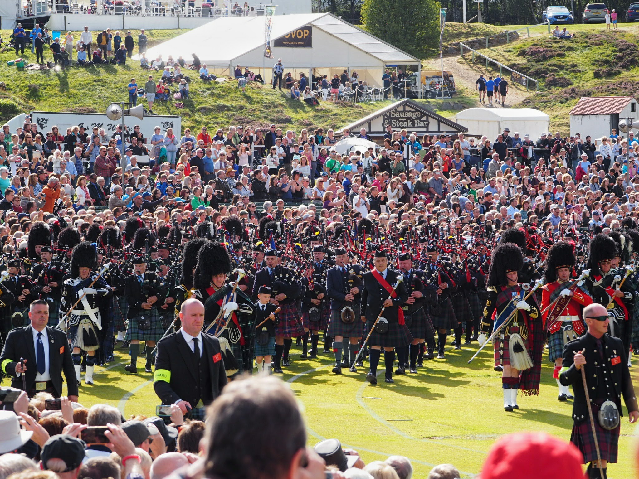 Massed Pipe Band groet de Queen.<br>
Massed Pipe Bands ehren die Queen