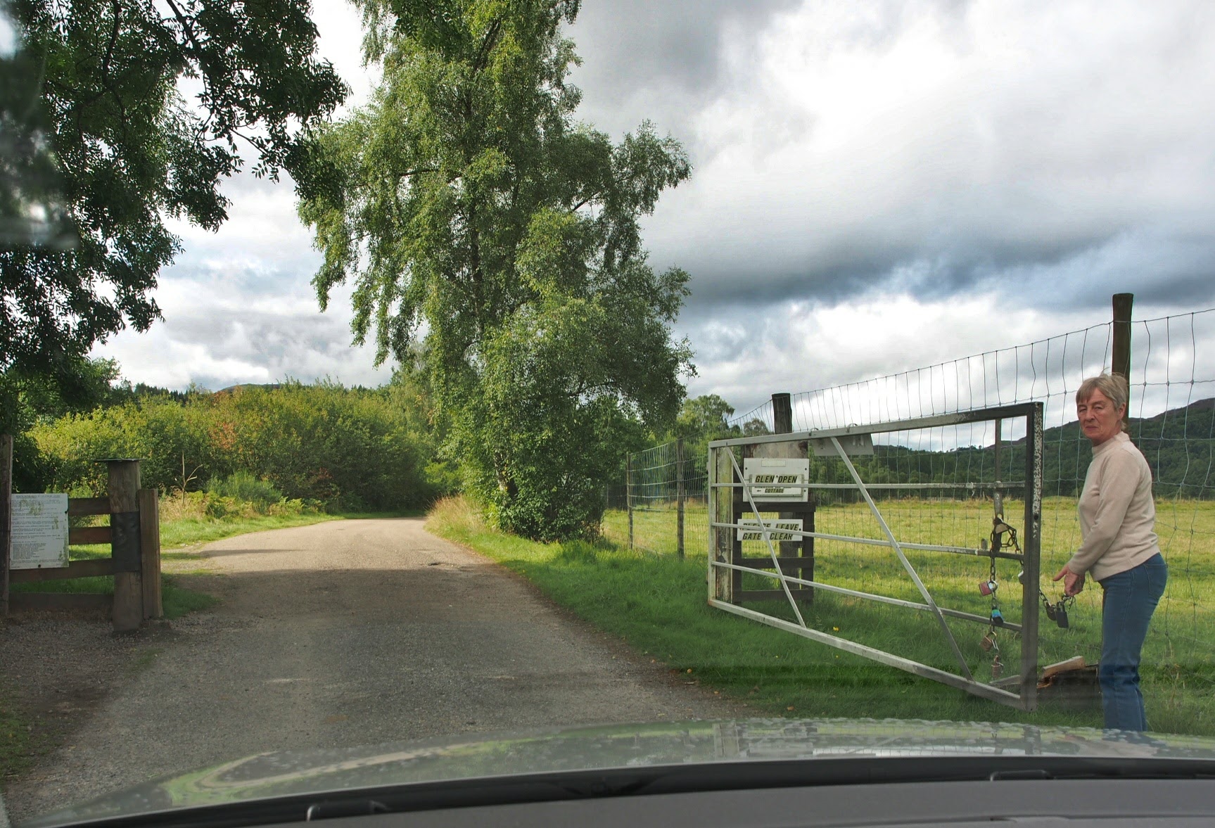 Deze mevrouw opent de poort naar Glen Affric, en is officieel poortwachter, zij heeft de sleutel.<br>
Das tor zum Glen Affric, diese Frau ist offizieller Türsteherin im Dienst der Behörde.