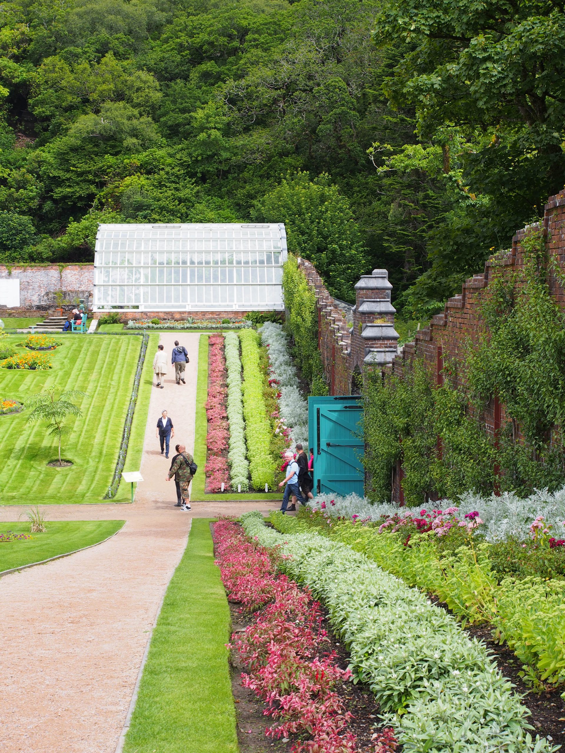 Er loopt dus een hele muur om deze tuin.<br>
Da läuft rundum diesen Garten eine lange Mauer. Walled Garden