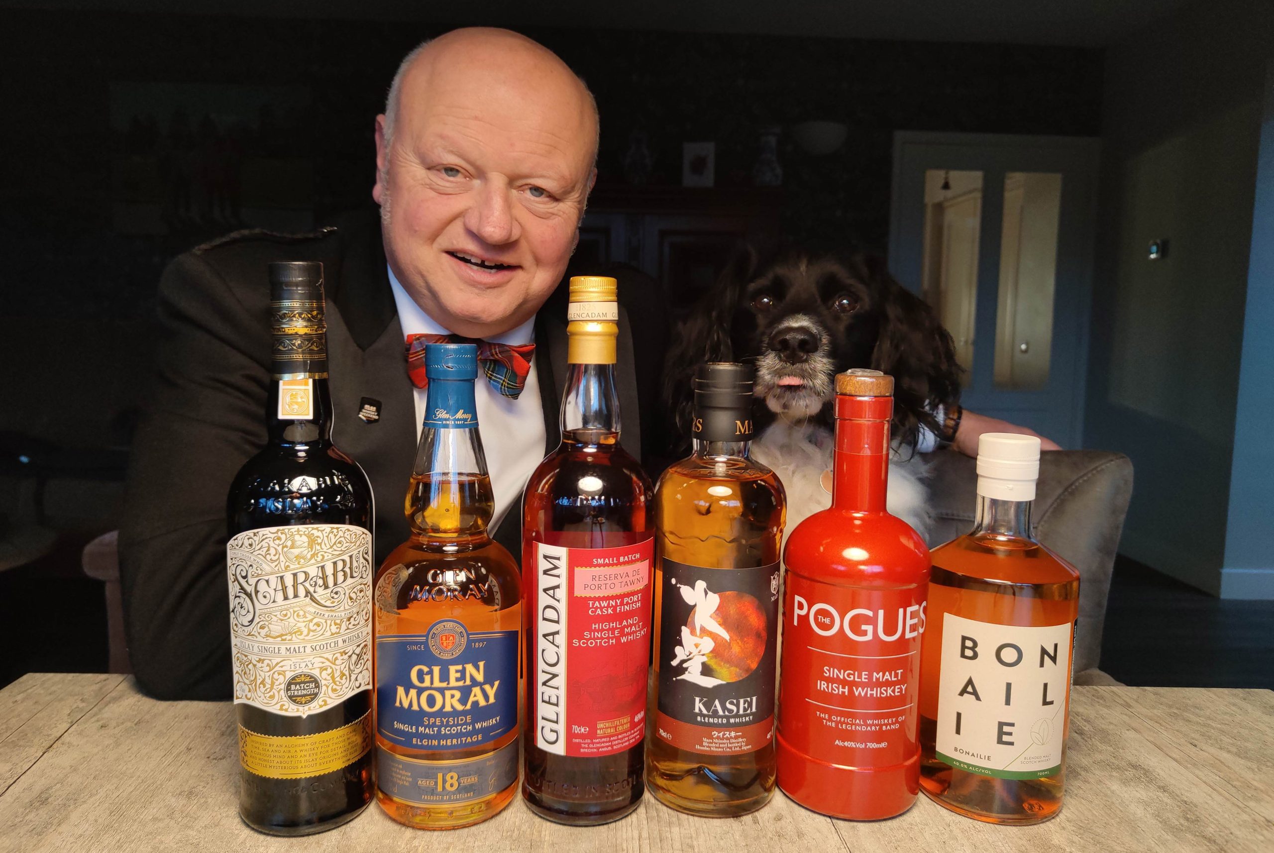 whiskyproeverij line-up De Heure Borculo, Henri Goossen the whiskyteacher en Scotty the Whiskydog achter de zes flessen whisky